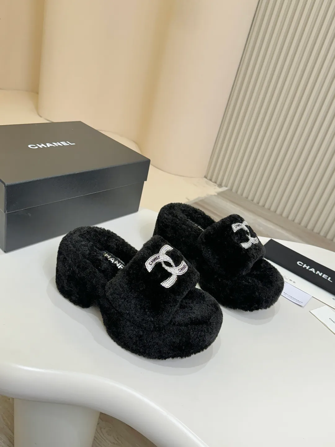 👟👟Ex-factory price 480👟👟 Chanel CHANEL thick-soled fur flip flops｜Finally waited for this pair of celebrity show style same style🧚♀️ The upper is covered with soft and waxy lamb wool, with classic double C diamond buckle👟👟The texture is full of texture. As soon as you put it on, your sense of luxury will instantly soar. The inner lamb wool fabric is as comfortable as stepping on clouds☁️ Thickened rubber soles, 8cm at the heel, 6.5cm at the forefoot, with raised bars, easy to wear with long legs~ The wedge heel design is super easy to walk, lazy and fashionable. It is very elegant for daily outings and date wear. It is a must-have and versatile artifact for this autumn and winter, waiting for you~ #chanel slippers #Celebrity Style #Advanced Wearing Fabric: Lamb 🐑 Wool Lining: Lamb 🐑 Wool Feet: lamb 🐑 hair Outsole: wear-resistant and non-slip rubber outsole Size: 35–40